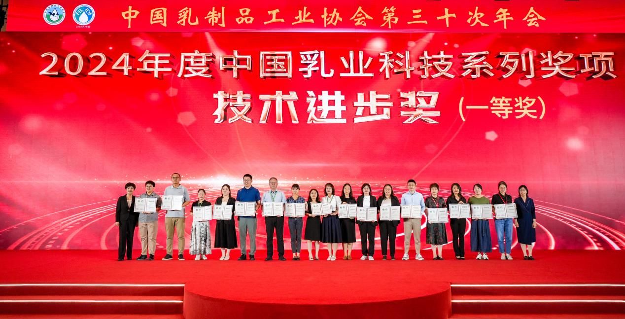 6-尊龙凯时人生就是博·(中国)网站-AG集团官方企业代表（右起第六位）上台领奖